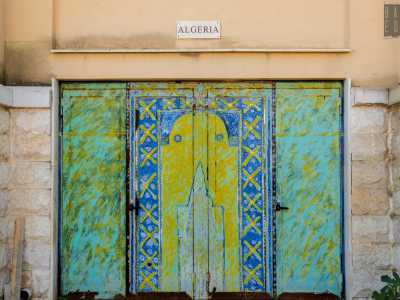 Sulla seconda invece l�artista Zoubir Hellad-Mahmoud ha dipinto un apparato scenico con ampie stesure di colori acidi. Al suo interno � possibile distinguere forme astratte che rappresentano simboli e tradizioni dell�arte musulmana